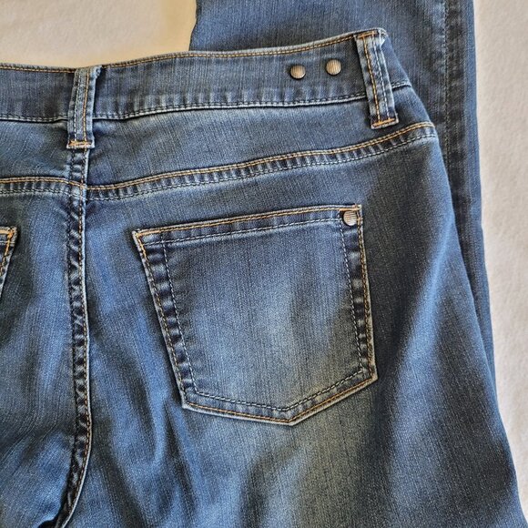 CAbi Denim Capri Women's sz 4 Mid Rise Straight Leg Denim Capri Jean - Picture 3 of 8